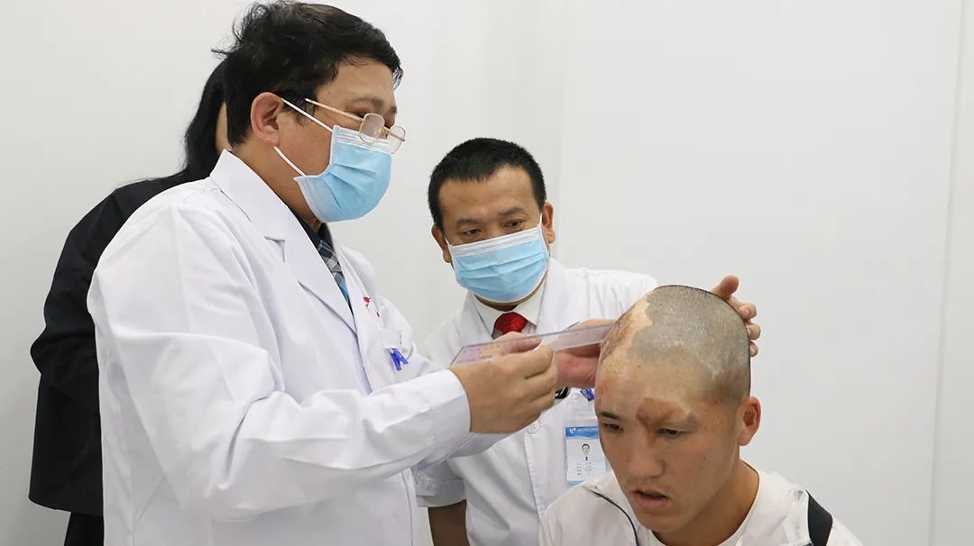 昆明皮肤病专科医院为奥运田径冠军杨玉帅提供疤痕医疗援助